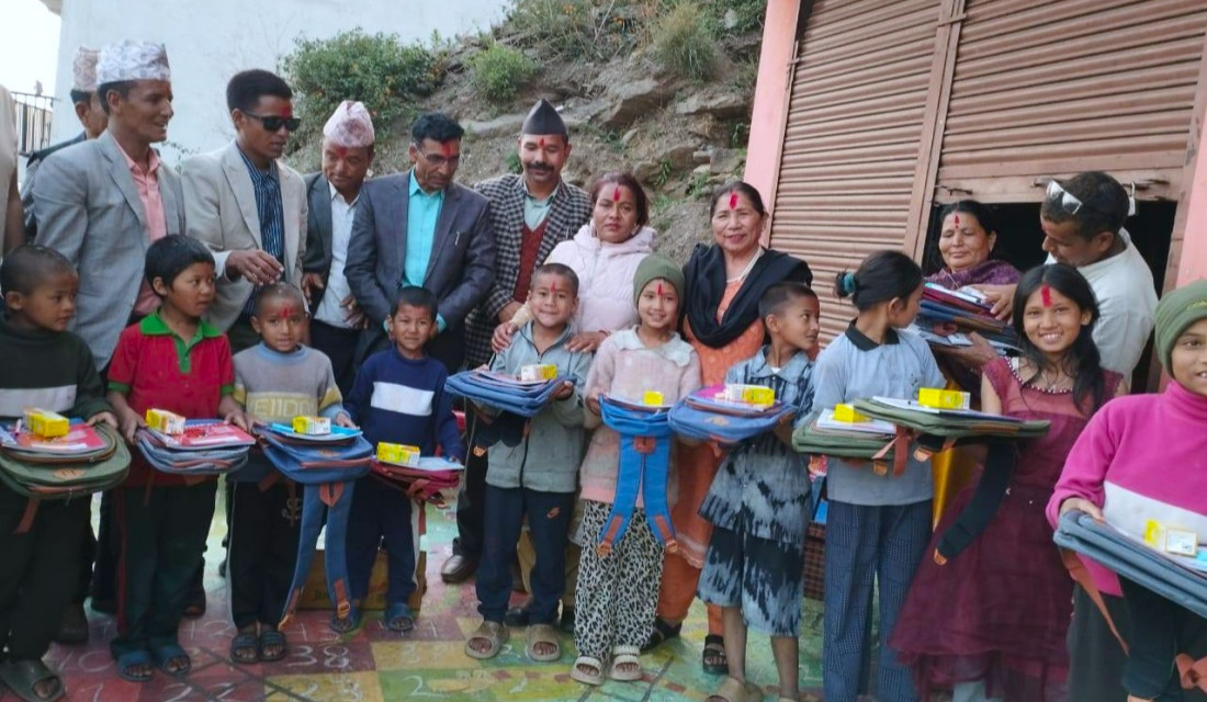 एकीकृत समाजवादी कालिकोटद्वारा बालबालिकालाई स्टेशनरी सामग्री प्रदान