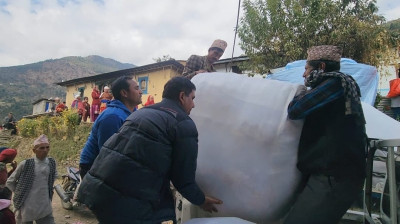 माधव नेपालको सचिवालयद्वारा भूकम्प प्रभावितलाई राहत वितरण