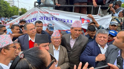 पार्टी अध्यक्ष र सम्मानित नेताको उपस्थितिले आन्दोलनरत शिक्षक उत्साहित